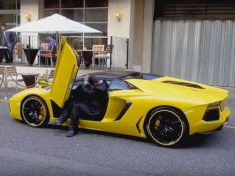 Petugas Valet Berpostur Tinggi Ini Kesulitan Masuk Lamborghini