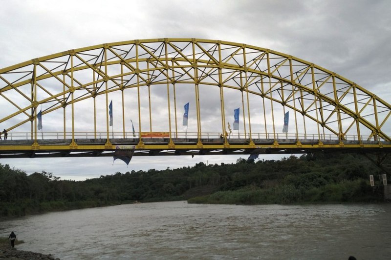 Taman Mungil di Bawah Jembatan Kuning Empat Lawang - 6