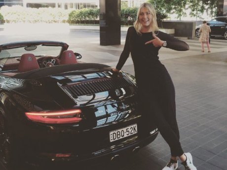 Saat Maria Sharapova Membanggakan Mobil Sport Tunggangannya