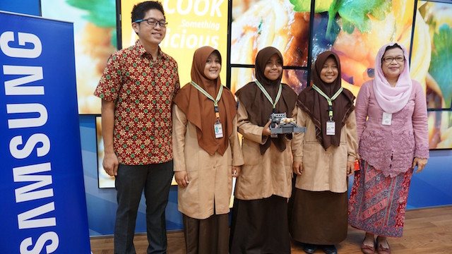 Anak Tangerang Bikin Robot Pembersih Kotoran Kambing
