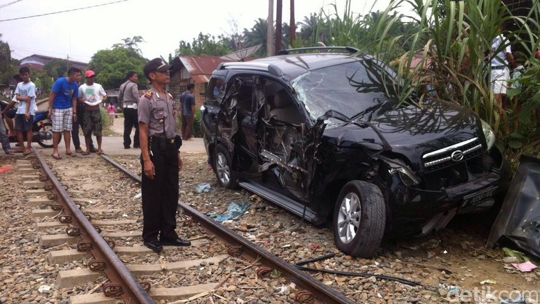 Sopir Setel Musik Terlalu Keras, Mobil Dihantam Kereta di Sumut