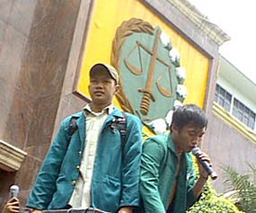 4 Tersangka Kasus Korupsi KPDT Ditahan 4 Tersangka Kasus Korupsi KPDT Ditahan