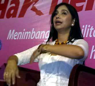 Ayu Azhari Diteror Ayu Azhari Diteror