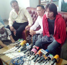 Ayah Roger Danuarta Meninggal Dunia Ayah Roger Danuarta Meninggal Dunia