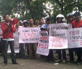 Nyanyian Turunkan Nurdin Menggema di Kantor PSSI Jabar Nyanyian Turunkan Nurdin Menggema di Kantor PSSI Jabar