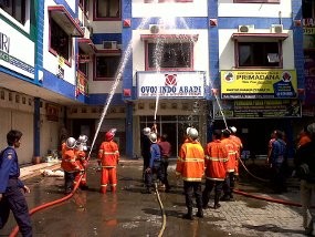 Kompleks Ruko di Semarang Dilalap Api Kompleks Ruko di Semarang Dilalap Api