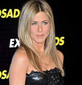 Norman Mejeng di Tubuh Jennifer Aniston Norman Mejeng di Tubuh Jennifer Aniston