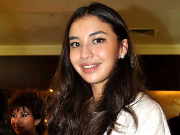 Senyum Ceria Manohara Senyum Ceria Manohara