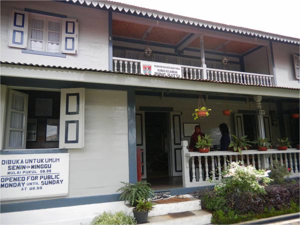 Tampak depan Museum Bung Hatta (itineraryku.blogspot.com)