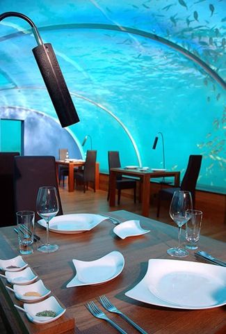 Restoran bawah laut (Sumber: amazingdata.com)