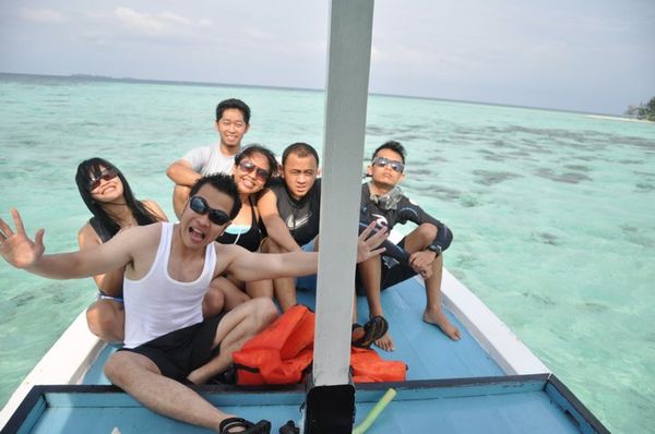 Diatas kapal menuju spot untuk snorkeling