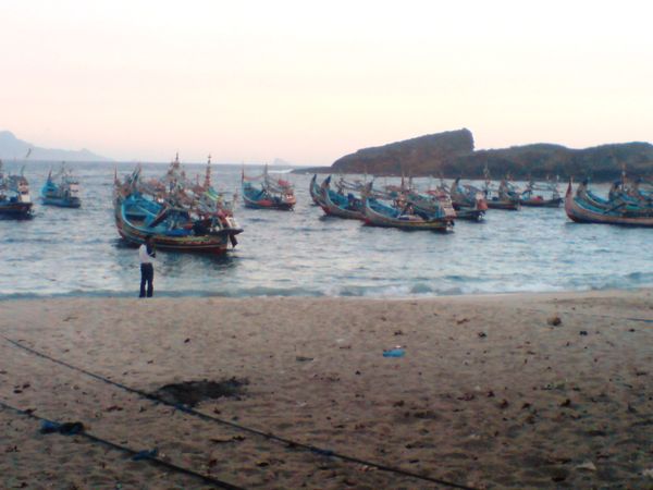 Tanjung Papuma dengan deretan perahu Nelayan