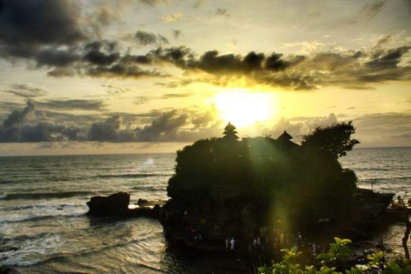 sunset di tanah lot (foto oleh: vincia levina chandra/d'traveler)