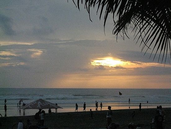 Pantai Seminyak (Sumber: blog.travelpod.com)