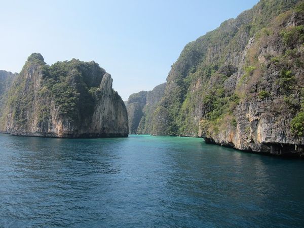 birunya laut phi phi islands
