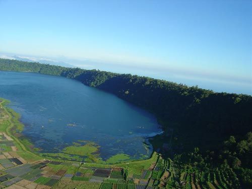 Danau Buyan dari atas. (Dok. bali.panduanwisata.com)