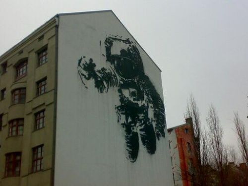 karya Banksy di Berlin (sumber: sommer.blog.de)