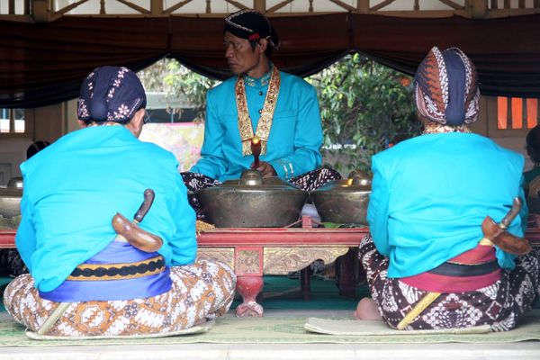 Gamelan Kyai Naga Wilaga dimainkan setahun sekali menyambut Maulid Nabi Muhammad (Foto: Bagus)