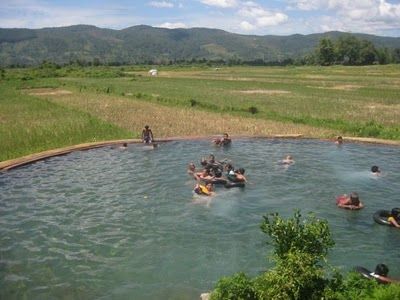 Asyiknya berenang di kolam soda. (kaskus.us)