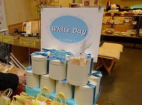 Boks cokelat untuk White Day (dannychoo.com)