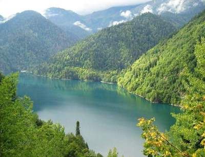Danau Napabele yang tenang. (java-adventure.com)