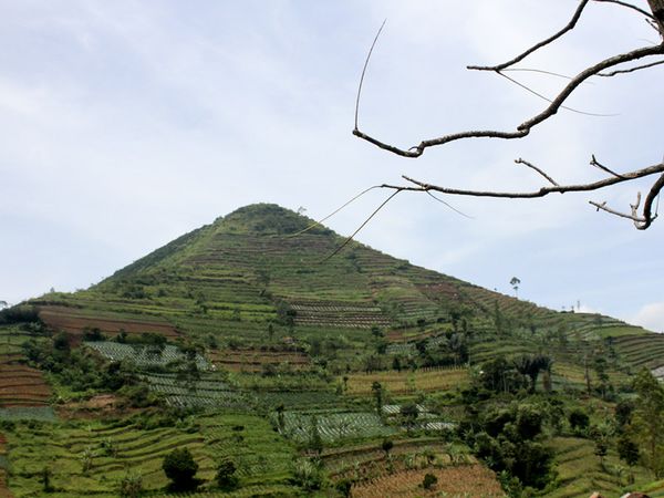 blogbelajarpintar.blogspot.com Gunung Sadahurip (megame13.wordpress.com)