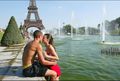 Pasangan kekasih di tepian Sungai Seine, Prancis (globalpost.com)