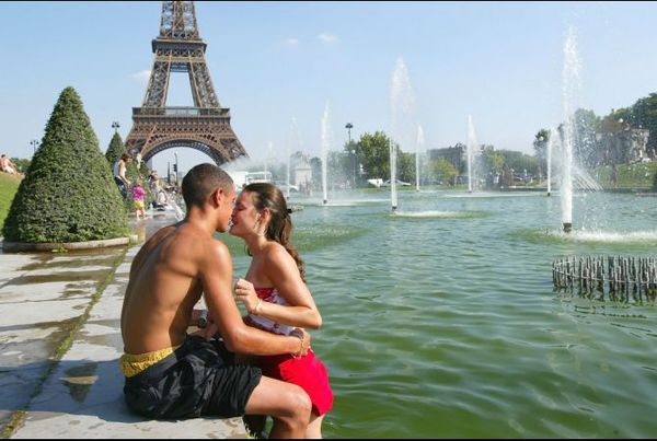 Pasangan kekasih di tepian Sungai Seine, Prancis (globalpost.com)