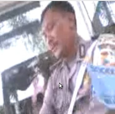 Beredar Video Anggota Polantas Terima Suap Rp 50.000 Beredar Video Anggota Polantas Terima Suap Rp 50.000