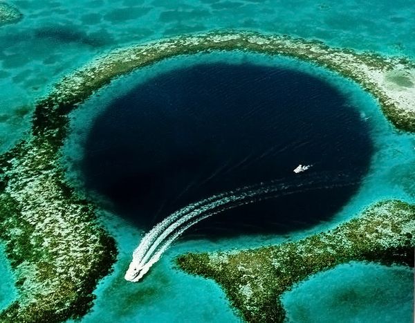 The Great Blue Hole (belize.com)