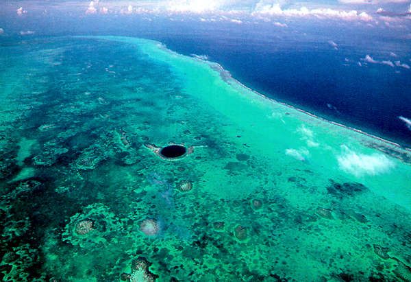 Blue Hole dari angkasa (ambergriscaye.com)