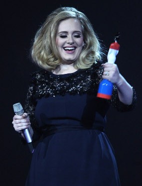 Pidato Dipotong Saat Terima BRIT Awards, Adele Acungkan Jari Tengah Pidato Dipotong Saat Terima BRIT Awards, Adele Acungkan Jari Tengah