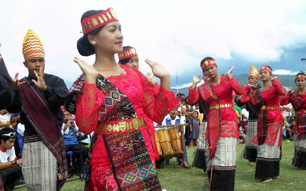 Kain ulos yang menjadi kebanggan masyarakat Batak (tanobatak.wordpress.com)