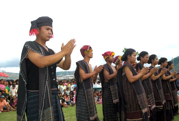 Ulos yang digunakan saat acara-acara besar (tanobatak.wordpress.com)