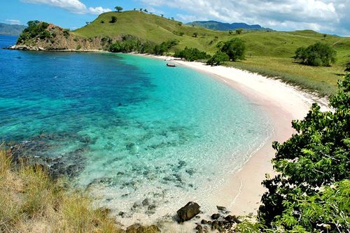 Pantai Pink (Sumber: sofluna.com)