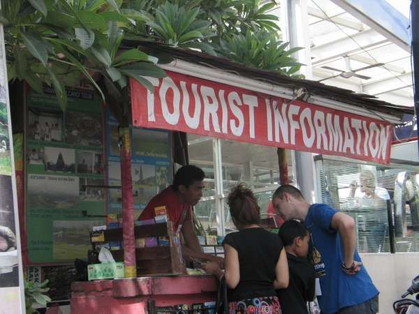 Para turis di Jalan Poppies, Bali (Gede Suardana)