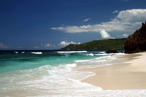 Pantai Tanjung Aan yang penuh ketenangan di Lombok Selatan (Hanindita Ratna Asti/dtraveler)