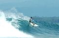 Surfer asyik bermain ombak(putra-lampung.blogspot.com)