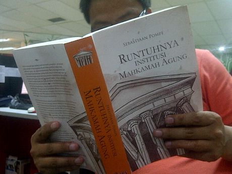 MA_Buku_Runtuhnya.jpg