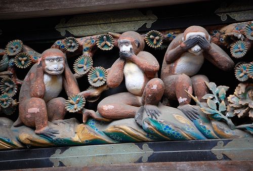Ukiran tiga monyet di Kuil Toshogu (sumber: elprocrastinador.com)