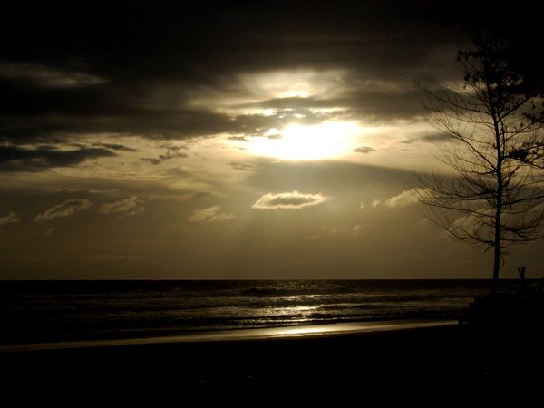 Sunset memukau di Pantai Panjang (panoramio.com)