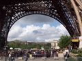 Antre di kaki Eiffel untuk naik ke menara (Foto: Fitraya/detikTravel)