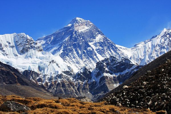 Everest Base Camp, Nepal (sumber: satoriadventuresexpeditions.com)