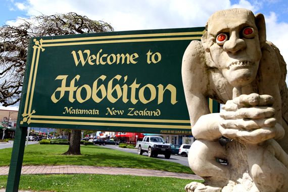 Papan tanda desa Hobbiton (thesuiteworld.com)