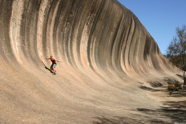 Turis yang berpose ala surfer (panoramio.com)