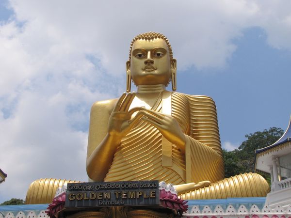 Buddha emas raksasa di kaki gunung batu Dambulla (Foto: Fitraya/detikTravel)
