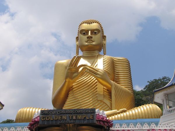 Buddha emas raksasa di kaki gunung batu Dambulla (Foto: Fitraya/detikTravel)