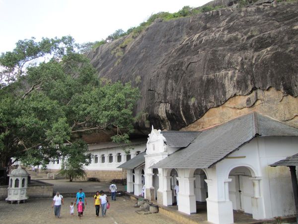 Di puncak gunung batu, dibangun vihara dalam gua berbentuk kanopi panjang (Foto: Fitraya/detikTravel)