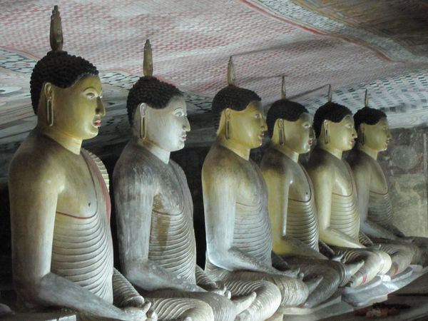 [imagetag] Deretan patung Buddha di Gua Maha Alut Vihara (Foto: Fitraya/detikTravel)