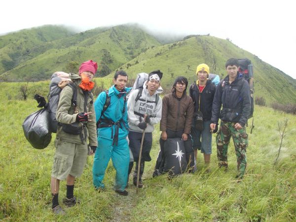 Bergaya di hadapan Merbabu